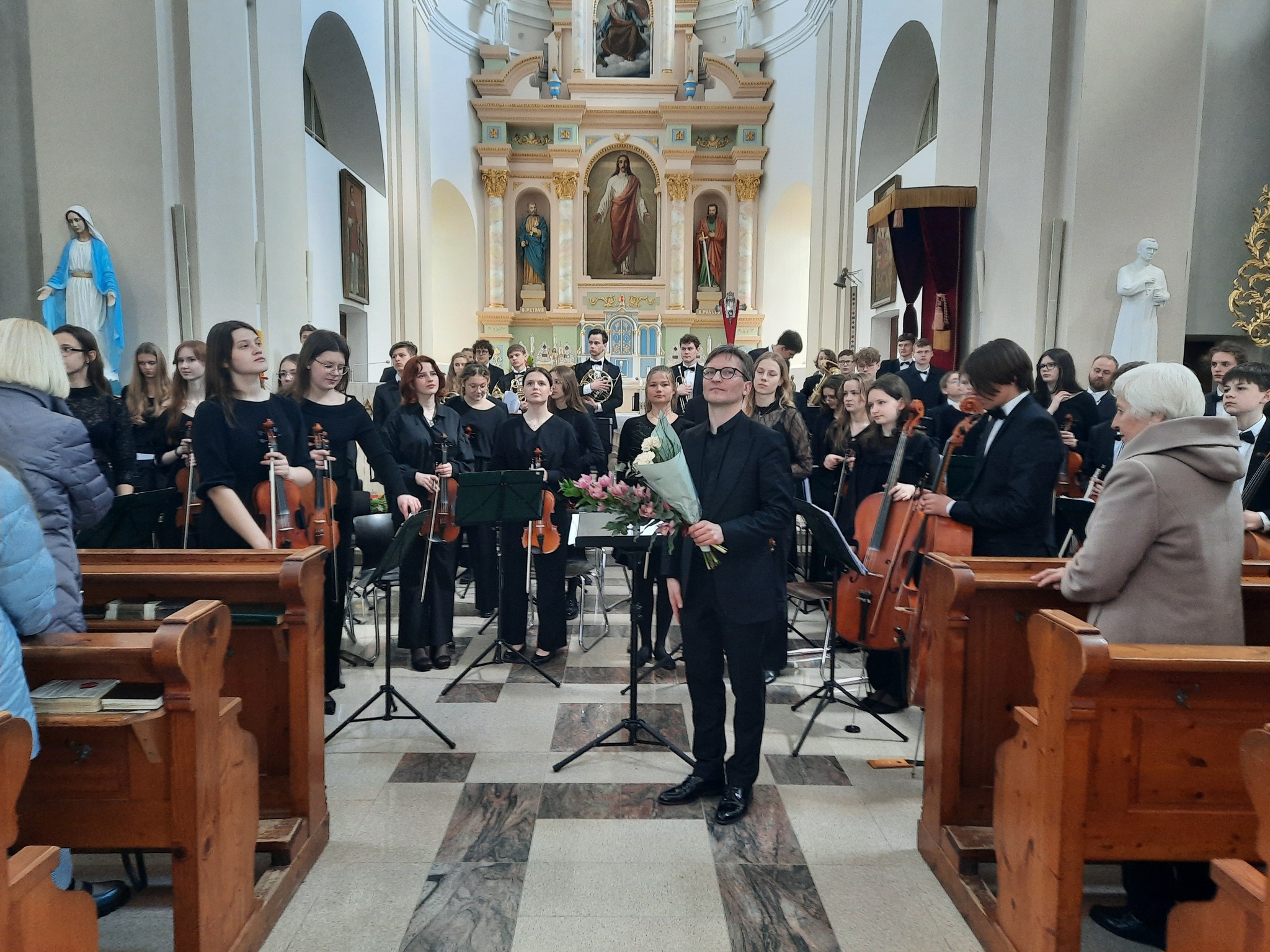 Vilniaus Balio Dvariono dešimtmetės muzikos mokyklos moksleivių simfoninis orkestras „Simfukai“ koncertavo Molėtų bažnyčioje