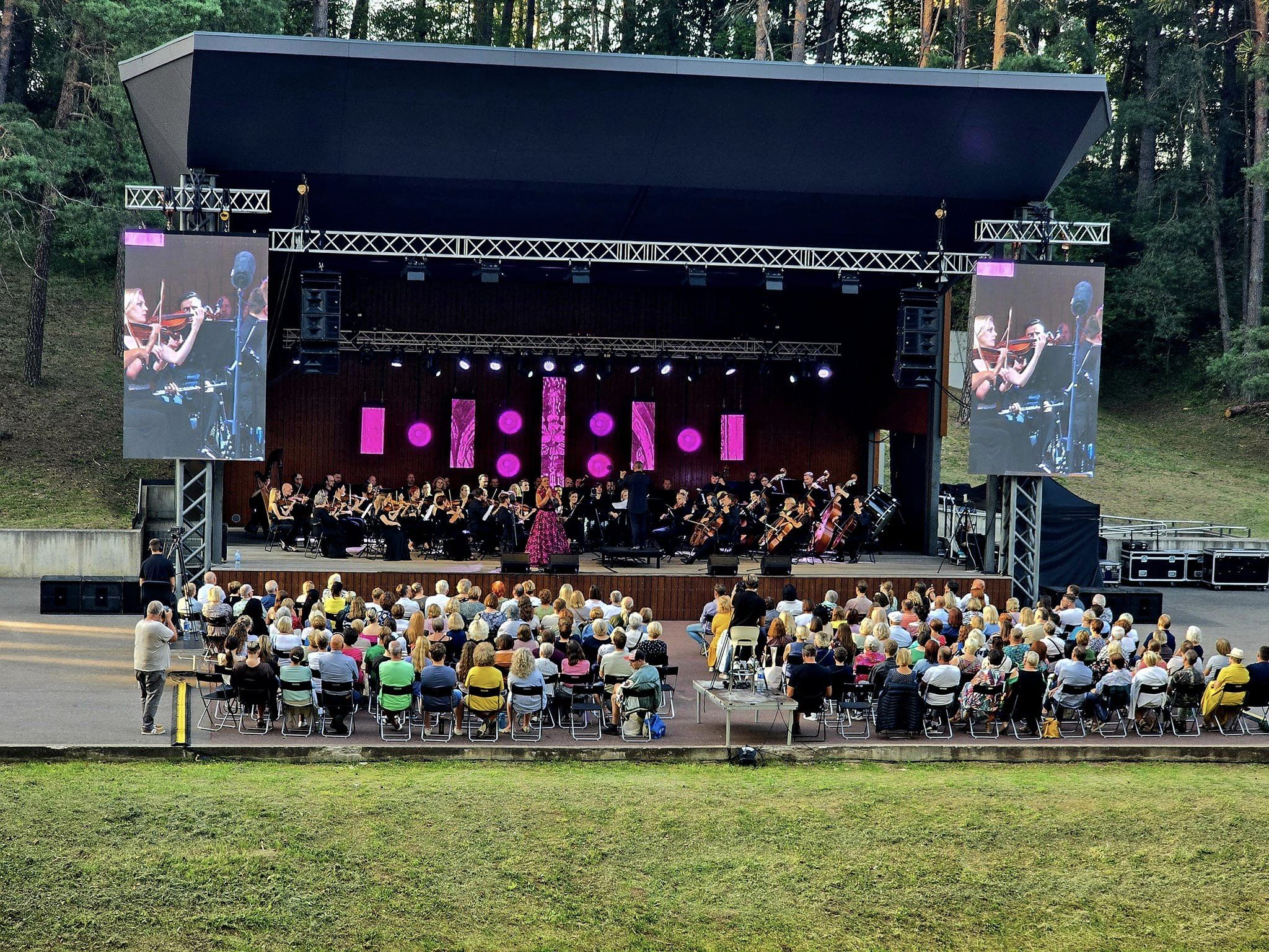 Molėtų vasaros estradoje vėl skambėjo simfoninė muzika