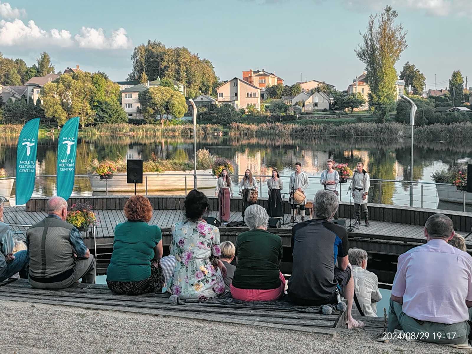 Baigiamajame „Skambančių vakarų“ koncerte – folkloro grupė SVIRTIS