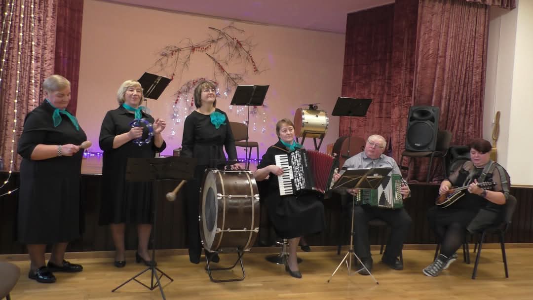 Vakaronė Toliejuose „Pro apšerkšnijusį langą“
