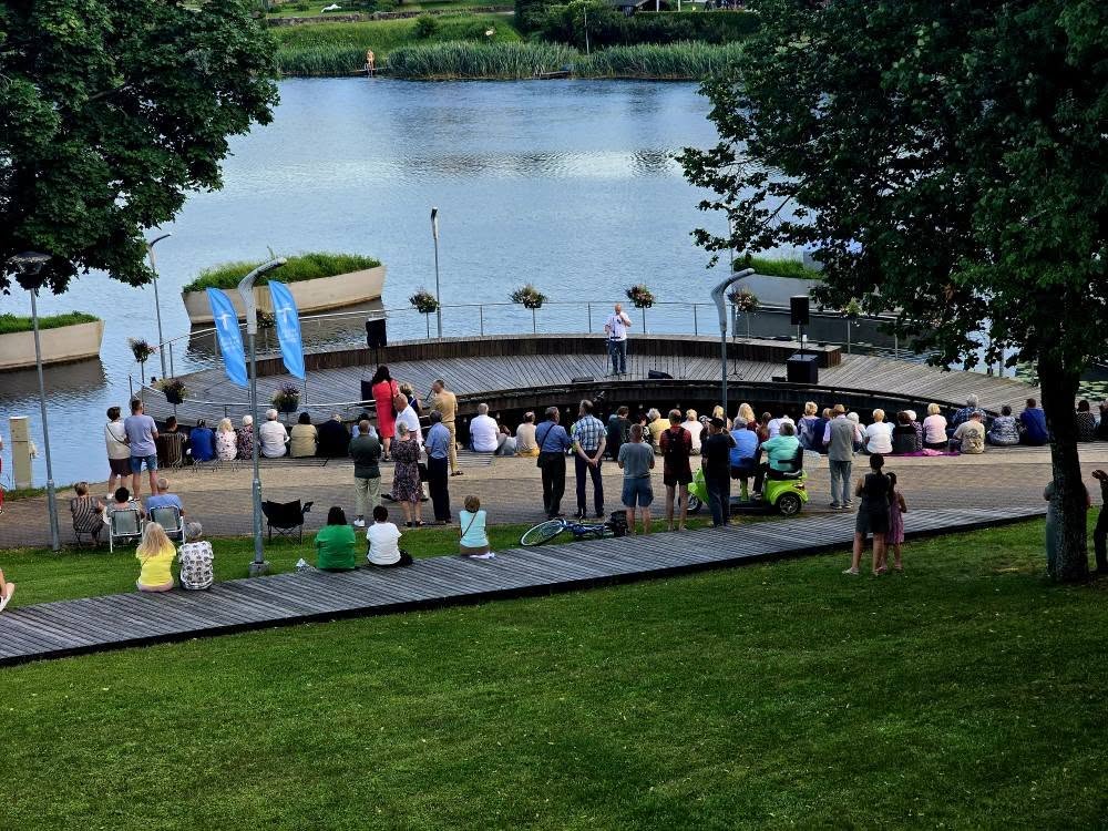 Šiltą ketvirtadienio vakarą Molėtų skulptūrų parke skambėjo muzika