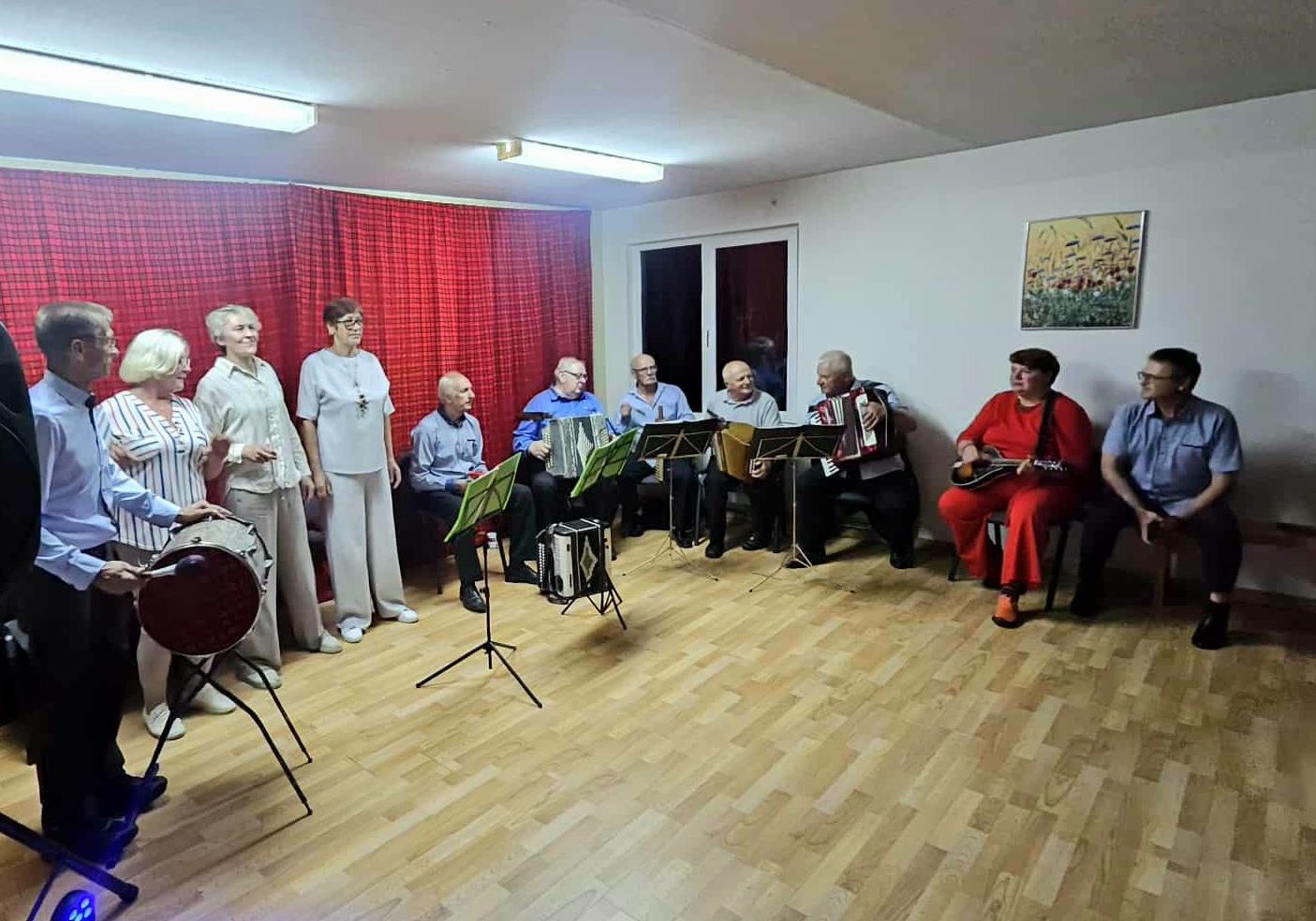 Levaniškių kolektyvas „Prie ežerų“ dovanojo muziką ir šokius