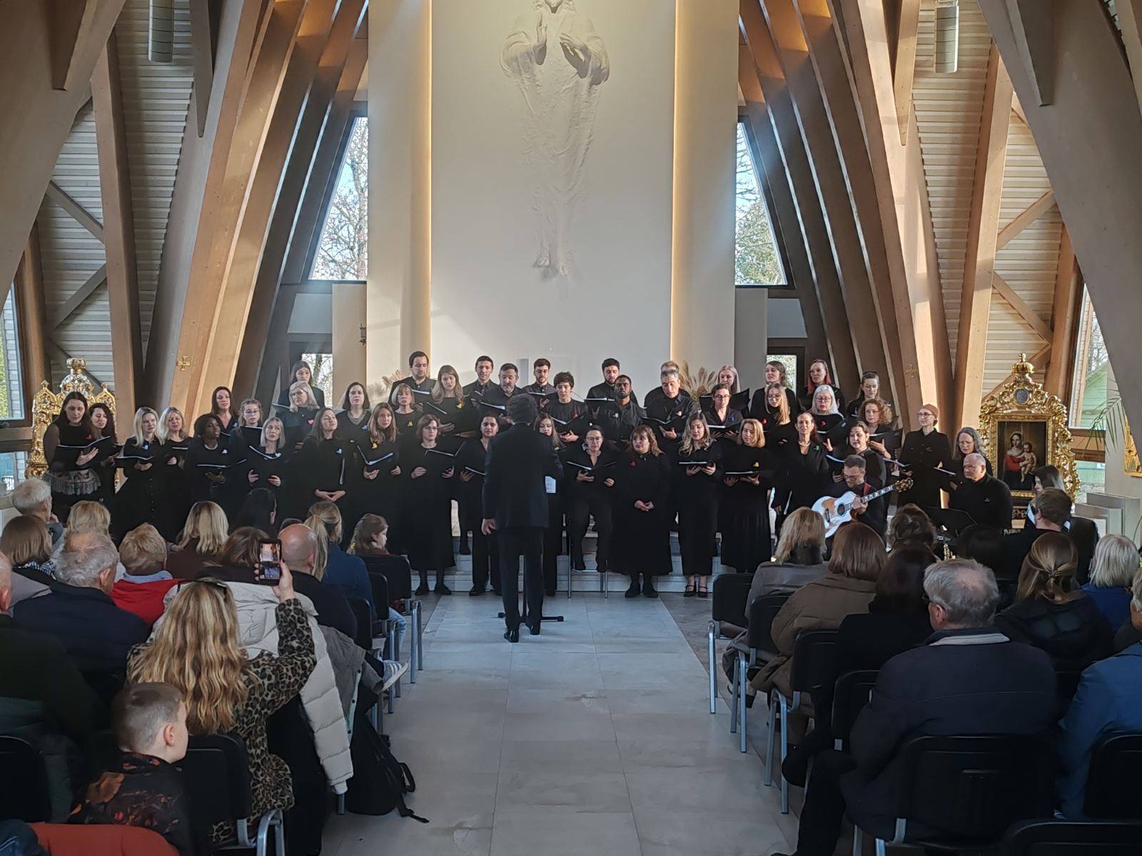 Dubingių bažnyčioje – tarptautinis Vilniaus choras „The Garfunkels“