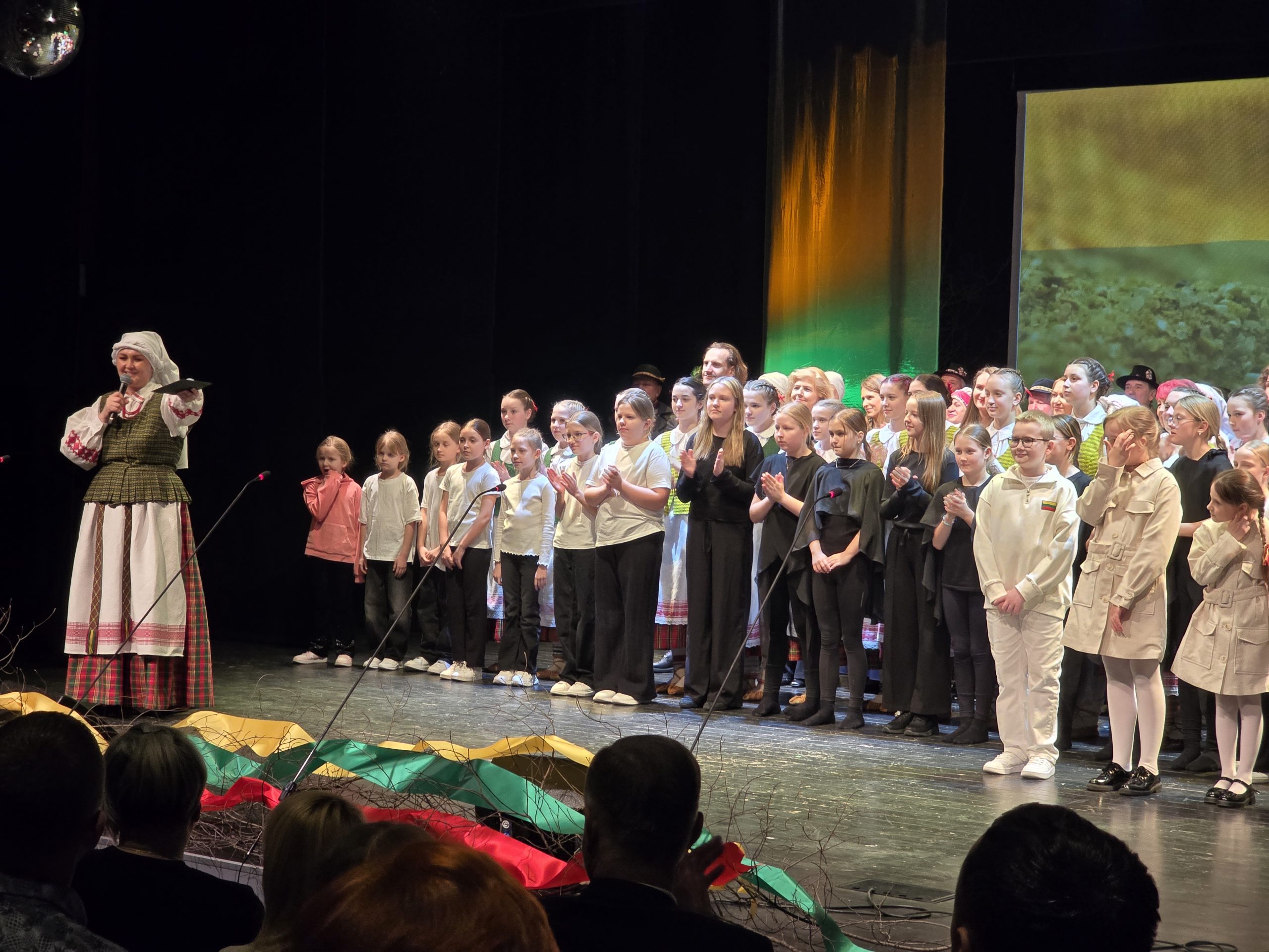 Molėtuose nuskambėjo laisvės akordai: Vasario 16-oji paminėta su daina ir šokiu