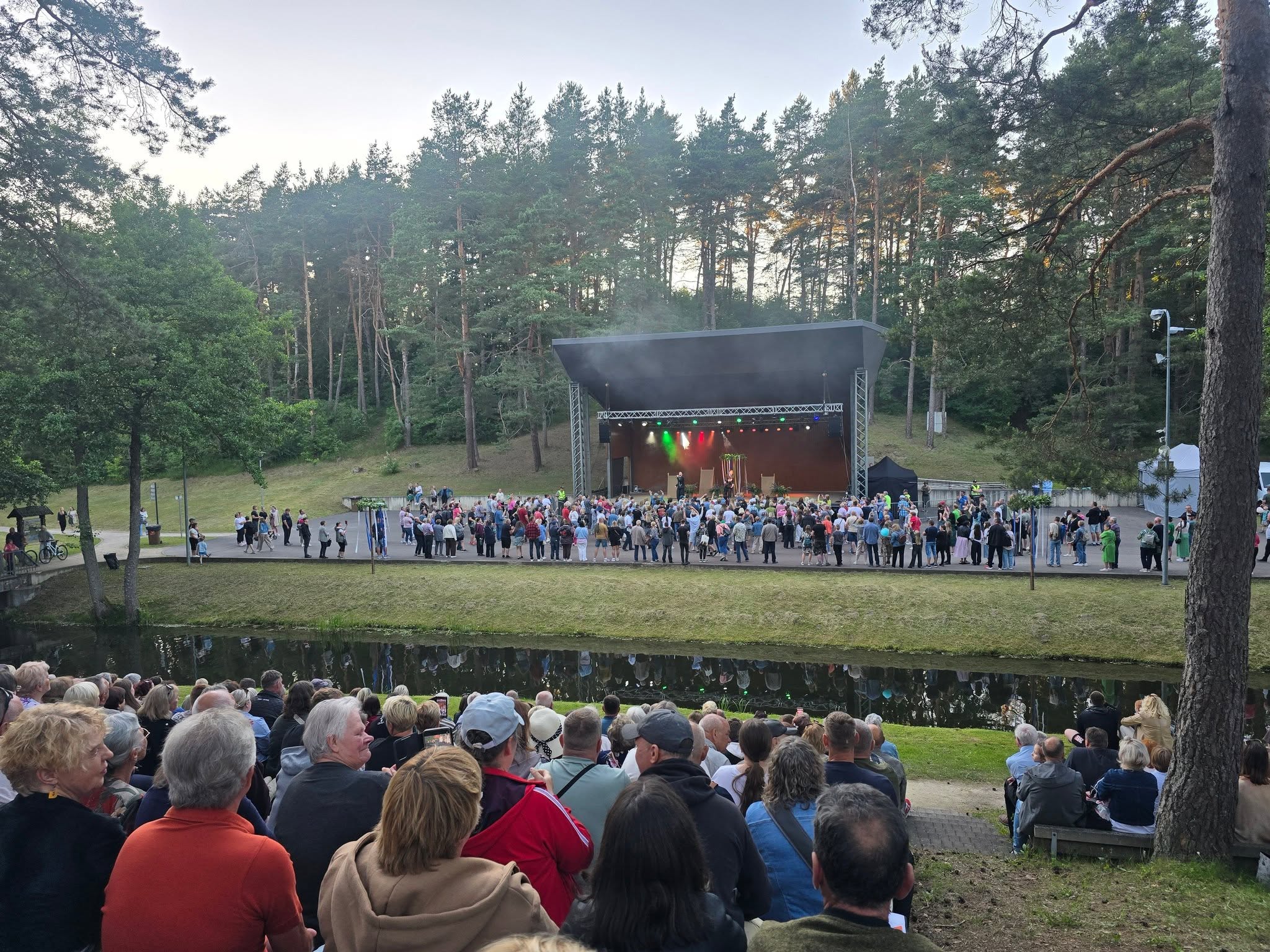 Molėtuose aidėjo Joninių šventė: vasaros estradą užpildė muzika, žaidimai ir tradicinis laužas