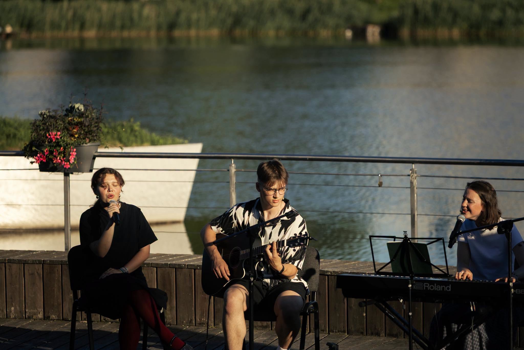 „Skambančiuose vakaruose“- emocingas akustinio trio pasirodymas