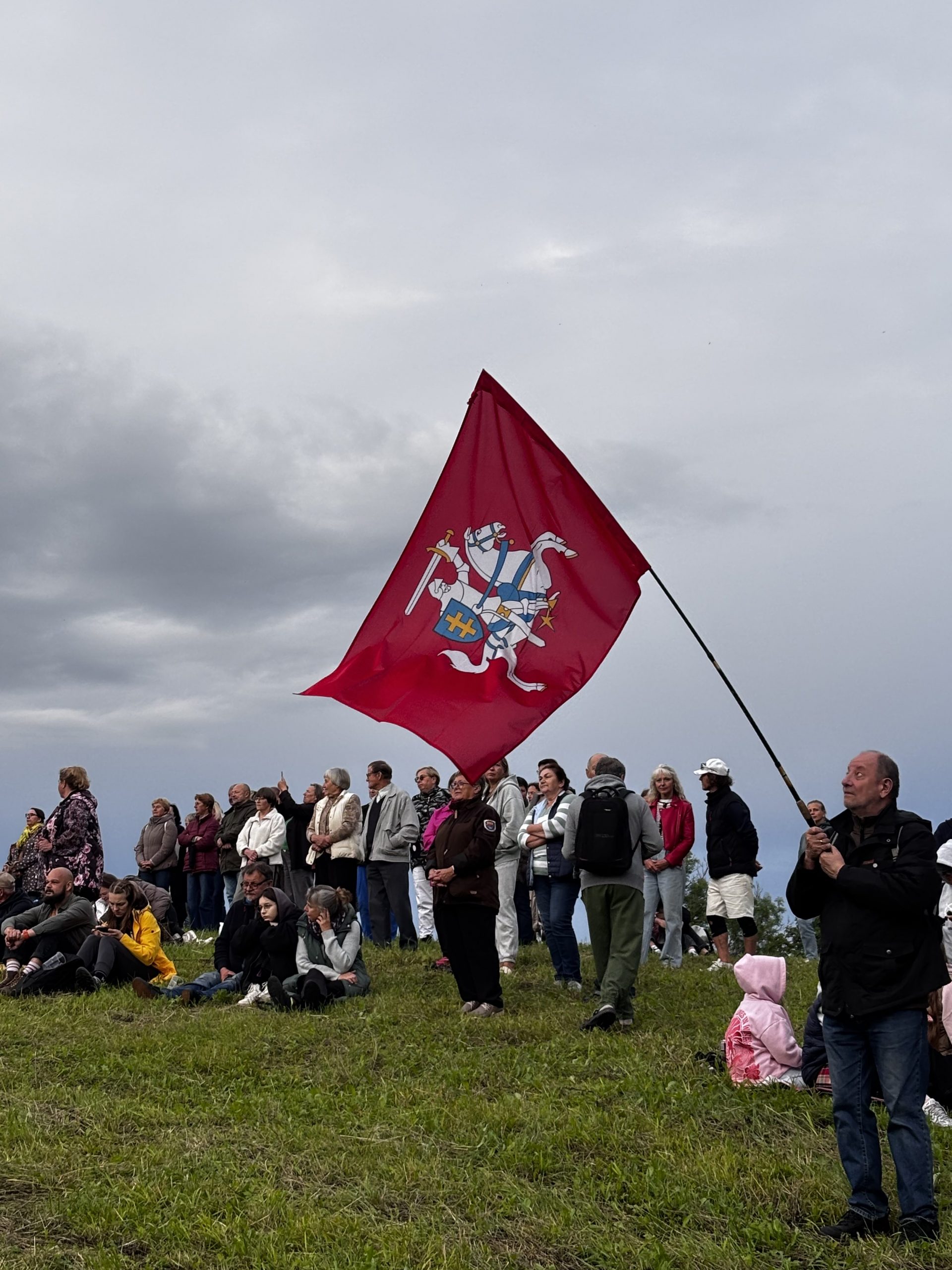 Dubingių piliavietėje ir ant Pavasarininkų kalno Molėtuose skambėjo Tautiška giesmė